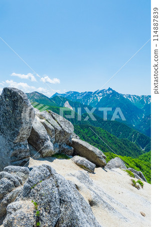 Climbing Mt. Tsubakur in summer (Kitatsubakur to Mt. Tsubakur: View of Mt. Daitenjo and Mt. Yari) 114887839