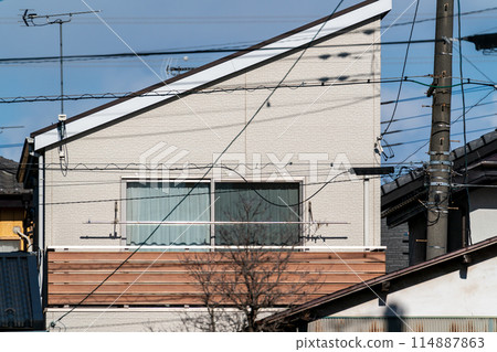 傾斜屋頂的兩層獨立屋 傾斜屋頂的兩層獨立屋 114887863