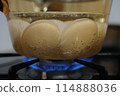 Turn on the stove in the kitchen, low heat, boil eggs, soft-boiled eggs 114888036
