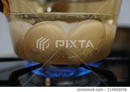 Turn on the stove in the kitchen, low heat, boil eggs, soft-boiled eggs Turn on the stove in the kitchen, low heat, boil eggs, soft-boiled eggs 114888036