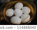How to boil eggs and crack them 114888040