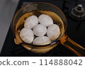 How to boil eggs, cracking eggs, kitchen 114888042