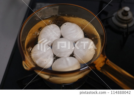 How to boil eggs, cracking eggs, kitchen 114888042