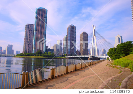 東京佃的摩天大樓和隅田川露台 東京佃的摩天大樓和隅田川露台 114889570
