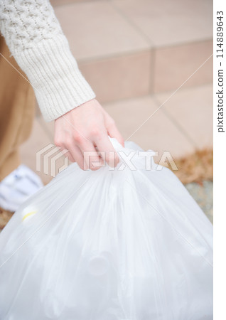 倒垃圾的女人,入口 倒垃圾的女人,入口 114889643