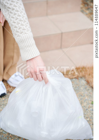 倒垃圾的女人,入口 倒垃圾的女人,入口 114889647