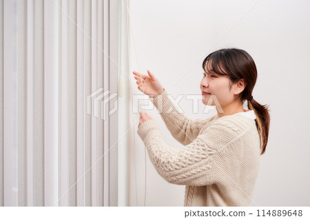 女人打開窗簾,房子,住宅 女人打開窗簾,房子,住宅 114889648