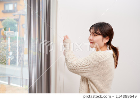 女人打開窗簾，房子，住宅 114889649