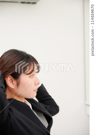 在鏡子前做準備的女商人 114889670