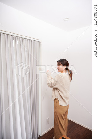 女人打開窗簾，房子，住宅 114889671