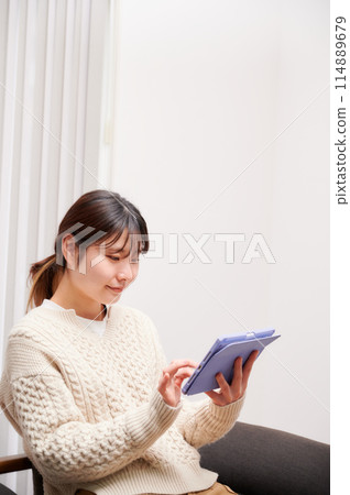 一個操作平板電腦的女人 一個操作平板電腦的女人 114889679