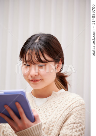 一個操作平板電腦的女人 一個操作平板電腦的女人 114889700