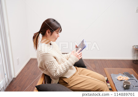 一個操作平板電腦的女人 114889701