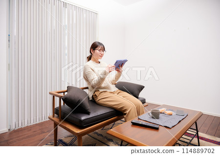 一個操作平板電腦的女人 一個操作平板電腦的女人 114889702