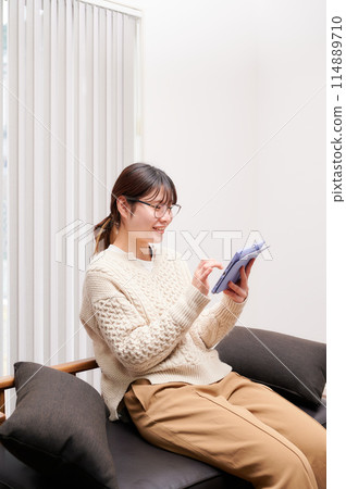 一個操作平板電腦的女人 114889710