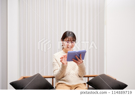 一個操作平板電腦的女人 114889719