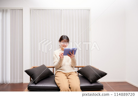 一個操作平板電腦的女人 114889720