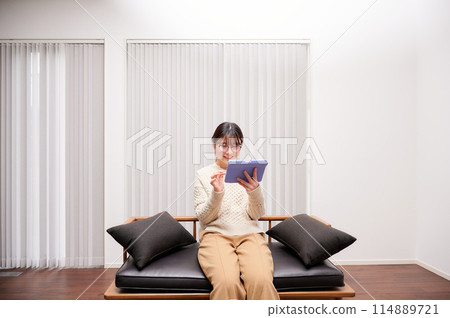 A woman who operates a tablet 114889721