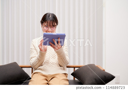 一個操作平板電腦的女人 114889723