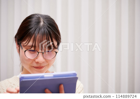 一個操作平板電腦的女人 一個操作平板電腦的女人 114889724