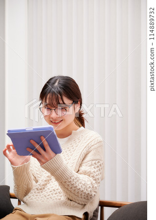 一個操作平板電腦的女人 一個操作平板電腦的女人 114889732