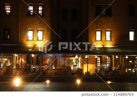 紅磚倉庫在晚上 114889763