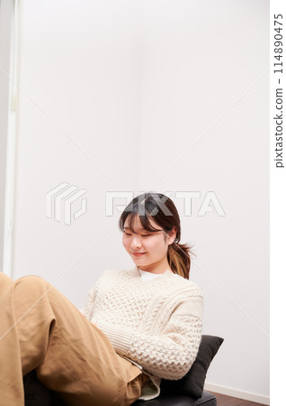 Women relaxing on the sofa Women relaxing on the sofa 114890475