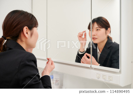 在鏡子前做準備的女商人 在鏡子前做準備的女商人 114890495