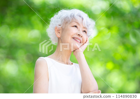 灰髮女子清新綠色 114890830