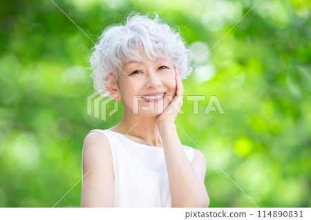 灰髮女子清新綠色 114890831