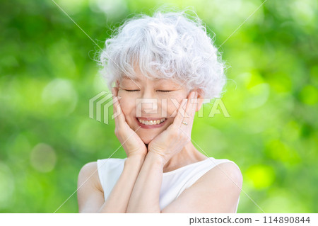 灰髮女子清新綠色 114890844