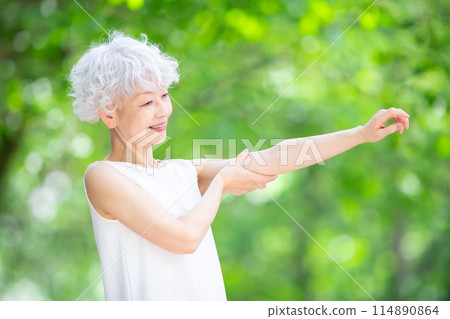 灰髮女子新鮮綠色按摩 114890864