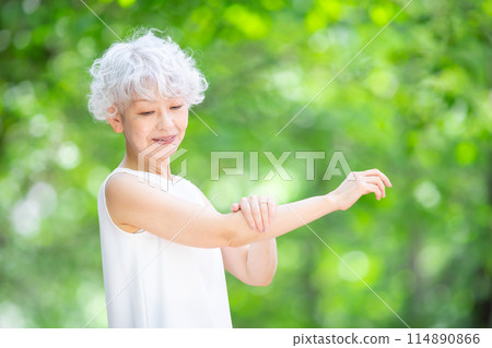 灰髮女子新鮮綠色按摩 114890866