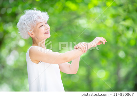 Gray-haired woman, fresh greenery, massage Gray-haired woman, fresh greenery, massage 114890867