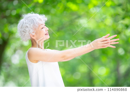 灰髮女子新鮮綠色按摩 114890868