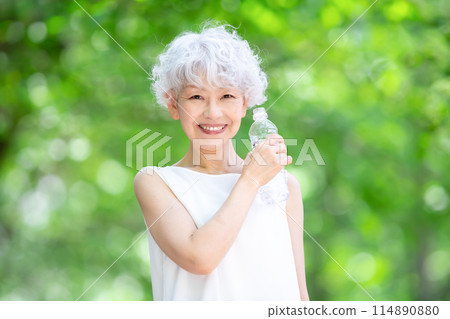 Gray-haired woman, fresh greenery, hydration 114890880