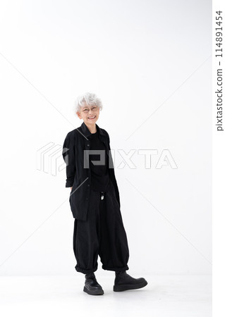 Stylish senior woman, gray hair, whole body 114891454