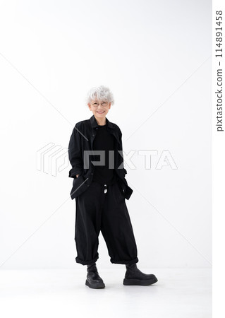 時尚的高級女性，灰色的頭髮，全身 114891458
