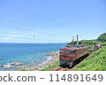 沿著海邊行駛的貨運列車 114891649