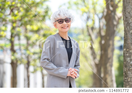 Stylish senior woman wearing sunglasses 114891772