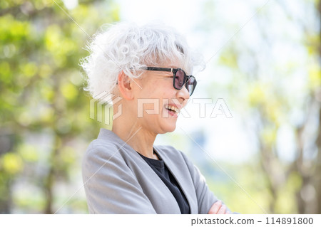 Stylish senior woman wearing sunglasses 114891800