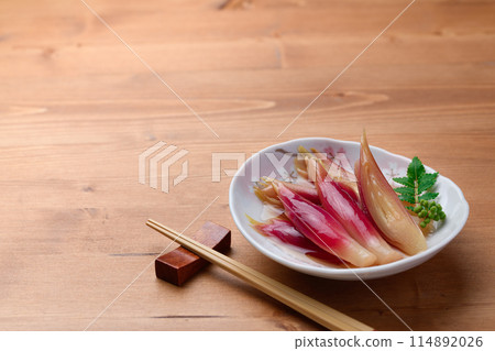 清爽可口！醃漬薑（木紋背景） 114892026