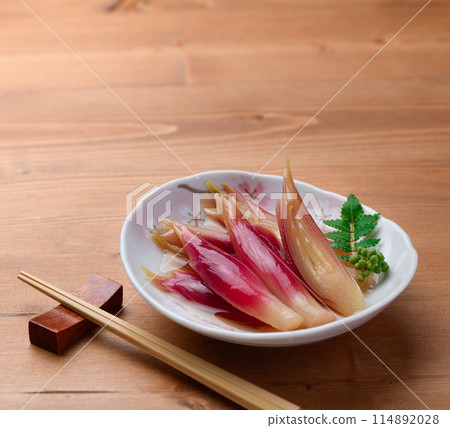Refreshing and delicious! Pickled Japanese ginger in sweet vinegar (wood grain background) Refreshing and delicious! Pickled Japanese ginger in sweet vinegar (wood grain background) 114892028