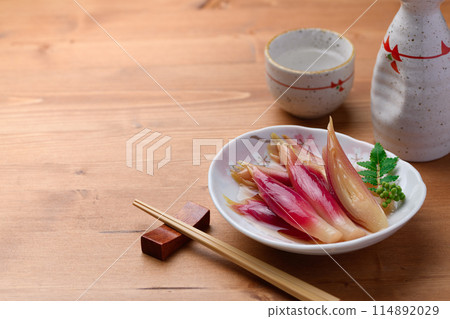 Refreshing and delicious! Pickled Japanese ginger in sweet vinegar (wood grain background) Refreshing and delicious! Pickled Japanese ginger in sweet vinegar (wood grain background) 114892029