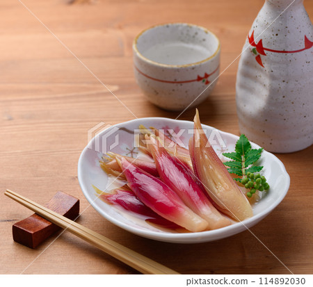 Refreshing and delicious! Pickled Japanese ginger in sweet vinegar (wood grain background) Refreshing and delicious! Pickled Japanese ginger in sweet vinegar (wood grain background) 114892030