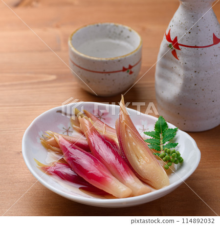 Refreshing and delicious! Pickled Japanese ginger in sweet vinegar (wood grain background) Refreshing and delicious! Pickled Japanese ginger in sweet vinegar (wood grain background) 114892032