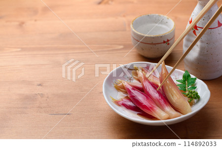 清爽可口！醃漬薑（木紋背景） 114892033