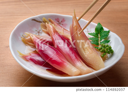 Refreshing and delicious! Pickled Japanese ginger in sweet vinegar (wood grain background) 114892037