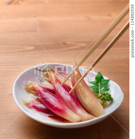 Refreshing and delicious! Pickled Japanese ginger in sweet vinegar (wood grain background) 114892039