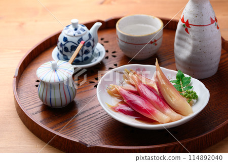 Refreshing and delicious! Pickled Japanese ginger in sweet vinegar (wood grain background) 114892040